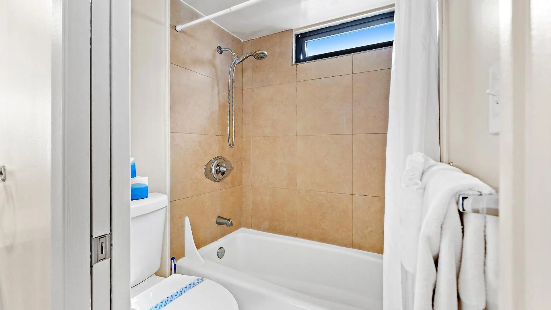 Apartment Waikiki Banyan 1Br With Great Ocean Views, Steps To Beach & Parking! Honolulu