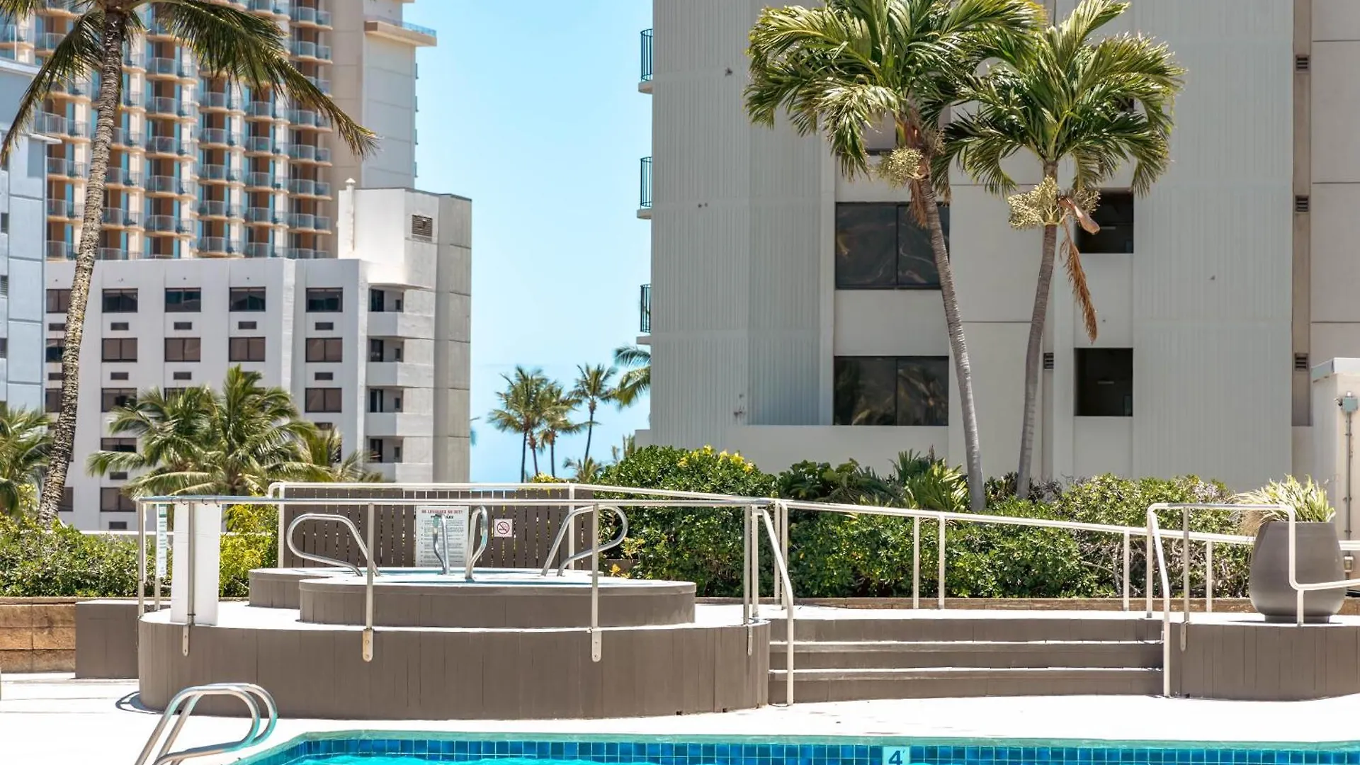 Waikiki Banyan 1Br With Great Ocean Views, Steps To Beach & Parking! Honolulu Apartment