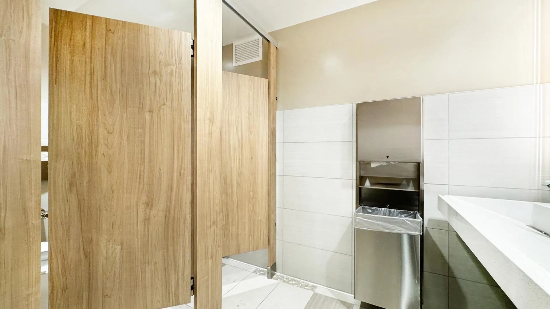Waikiki Banyan 1Br With Great Ocean Views, Steps To Beach & Parking! Honolulu Apartment